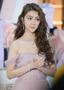 薛凯琪_从豪门千金到独立女性的华丽蜕变