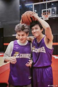 邓超沧桑陪子打篮球，鹿晗变化引热议