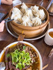 董宇辉直播评内蒙古羊肉烧卖引争议，官方回应引关注