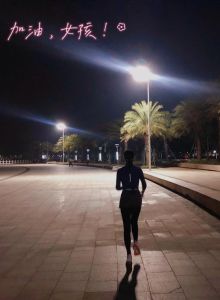 晨跑哨声一二三四_唤醒活力跑者心声