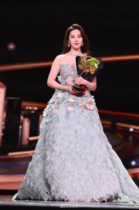 微博之夜_明星优雅绽放，刘亦菲获年度演员奖