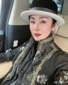 张纪中满月宴温馨举行，张敏惊艳亮相引回忆