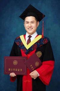 梁朝伟获博士学位分享秘诀，家庭幸福成话题