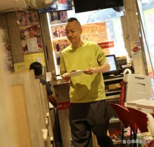 TVB老戏骨戴耀明打工学冲咖啡，52岁有后路！