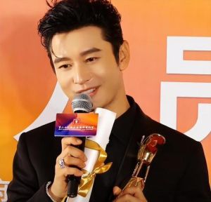 黄晓明高铁合影引热议_明星形象管理与观众心态