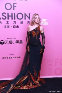 范冰冰谷爱凌盛装亮相《VOGUE》五周年盛典