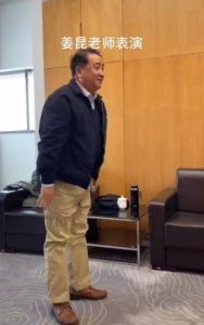 姜昆国外合影引热议，74岁相声大师风采依旧