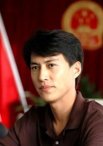 靳东李佳爱情故事_国家一级演员的幸福人生