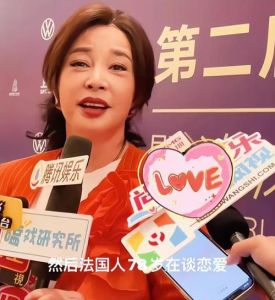 74岁刘晓庆与65岁倪萍同框，荧幕女神风采依旧！