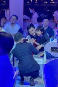 吴京80岁寿宴温馨举行_孝道传承引热议