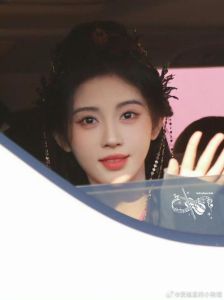 月鳞绮纪开播_鞠婧祎颠覆造型，陈都灵仙气引番位争议