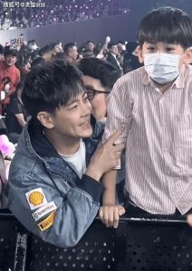 林志颖儿子Kimi周杰伦演唱会露面，颜值逆袭引热议！