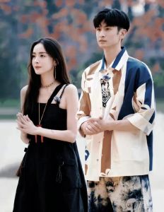 古力娜扎张云龙恋情曝光，深夜同框引热议！