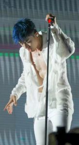 张杰_华语乐坛璀璨星，争议中的音乐梦想家