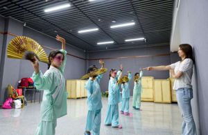 京剧启蒙黄金期_七八岁起步，十岁系统学习！
