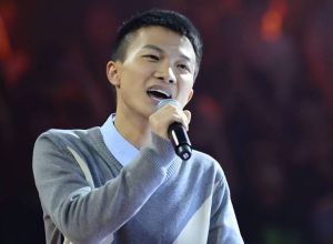 周深_三次低谷逆袭，高音王子闪耀舞台的奋斗之路