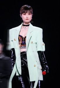 李宇春2025生活揭秘_多面才华与自信魅力