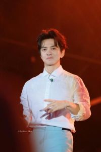 开演唱会建台子的歌星 揭秘华语乐坛背后的故事