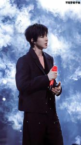 刘宇宁为什么唱歌那么厉害_街头歌手凭努力走红，唱歌好听又励志