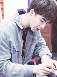 刘宇宁在哪个酒吧驻唱_从厨师到走红