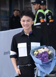 周深学的是美声还是流行_实力派歌手周深，唱功了得！