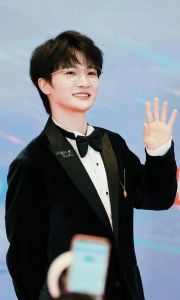 周深惊艳全场_周深《快乐大本营》惊艳献唱，歌声太棒了！