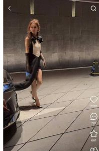 机场偶遇50岁林志玲，推两大箱行李状态好！