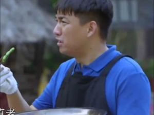 辛芷蕾调侃黄磊被劝别吃豆角，黄磊回应，豆角对身体好