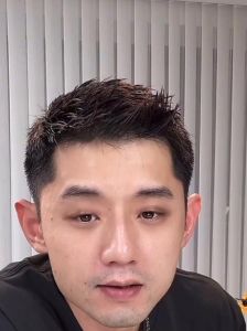 张继科直播解释掉水里，帮朋友拍照被踹进水