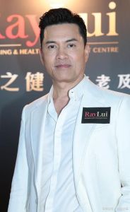 吕良伟，69岁比年轻人还帅，三段婚姻，与富婆幸福美满