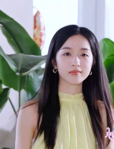 翁青雅签约小兰花娱乐，演艺圈新星要发光！