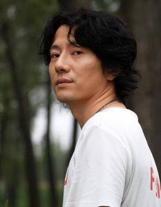 郑钧和汪峰谁的地位高_中国摇滚双雄谁更胜一筹？