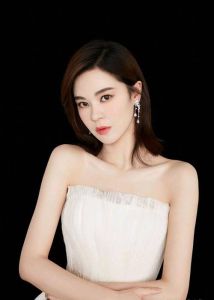 郁可唯原来的长相_郁可唯变美了，短发造型师有耳功劳大