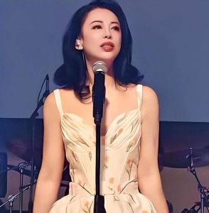 黄绮珊情路坎坷_黄绮珊感情路坎坷，音乐事业绽放光芒，55岁单身依旧活得精彩！