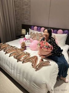 姜皓文，香港老戏骨事业红火，与老婆殷宁感情深厚，模范夫妻生活揭秘