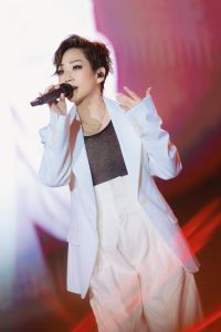 林忆莲唱功_华语乐坛唱功女王，高音低音都拿捏稳稳，经典歌曲传唱度超高