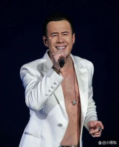 杨坤的嗓子是什么原因沙哑的_声带肉瘤成就独特声线，音乐事业更上一层楼