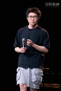 毛不易唱功怎么样_毛不易唱歌天赋爆表，乐感超强，故事讲得好，用真情打动人心，虽然技巧一般，但音乐依然很棒！