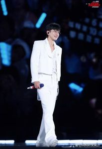 张杰音域c1到d8_张杰音域宽广技术强，高音低音都拿捏，混音技巧超棒，情感细腻，华语乐坛实力派歌手！