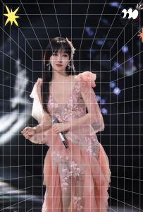 萨顶顶在乐坛什么地位_从春晚争议到格莱美，民族电子风女王稳稳走！