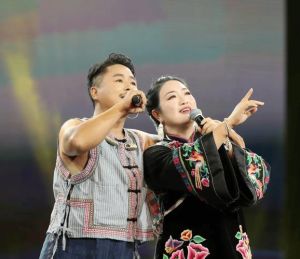 民美唱法有哪些代表作_于文华尹相杰《纤夫的爱》民美唱法经典，融合民间流行音乐，磁带销量超千万，展现纤夫辛劳与爱情追求