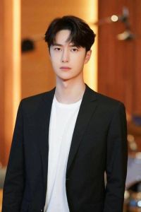 王一博在娱乐圈地位_唱跳演戏样样行，人气高，是实力偶像！