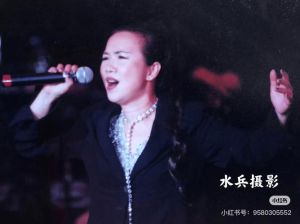 苏芮华语乐坛地位_华语乐坛传奇，独特嗓音与人生选择传颂至今