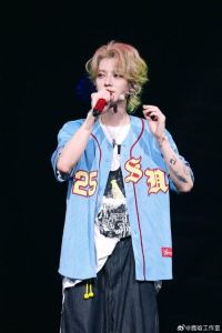 鹿晗演唱会点评_鹿晗演唱会惊喜！现场有序粉丝合唱，舞台温馨，关晓彤展现独立性