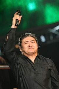 刘欢属于什么音域_华语乐坛唱功大神，经典歌曲《好汉歌》传唱不衰，地位稳固的传奇歌手