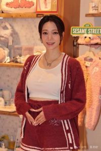 王君馨复出引猜测？妈妈带娃认真，老公体贴陪伴