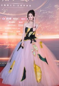 微博视界大会有何炅谢娜主持，红毯明星颜值爆表，白鹿拿奖，关晓彤蒋欣，杨幂欧豪，姚晨秦海璐等看点！