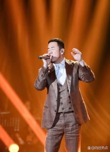 周星驰和杨坤地位谁高_星爷从龙套到影帝，杨坤乐坛顶流，都是实力派代表！