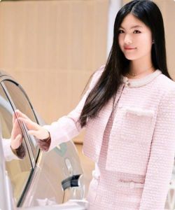 王诗龄上海活动获赞，瘦身成功气质佳，爸妈教育有方！