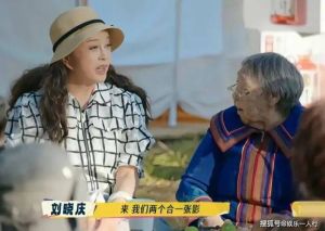 刘晓庆75岁叫人姥姥，比对方还大，网友，太魔幻了！